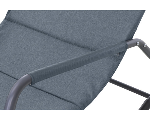 Detailansicht eines Gartenliegen-Armlehnenbereichs