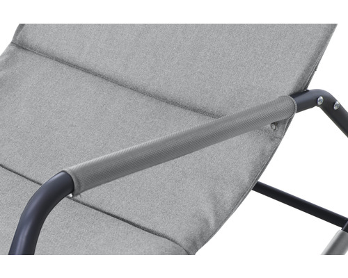 Detailansicht eines grauen Liegestuhls mit Textilbezug und Armlehne