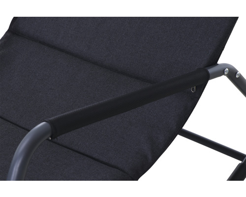 Detailansicht eines Liegestuhls mit Stoffbezug und Armlehne