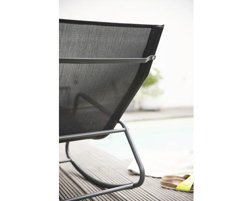 Detailansicht eines Gartenstuhls mit Textilbespannung und Metallgestell