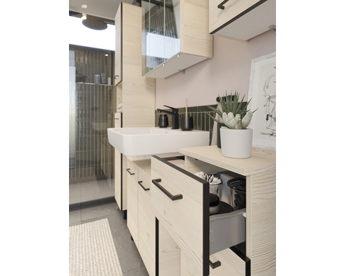 Modernes Badezimmer mit Waschtisch, Unterschrank, Spiegelschrank und offener Schublade für Badutensilien.