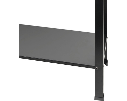 Detailaufnahme eines schwarzen Metallregals mit Ablage