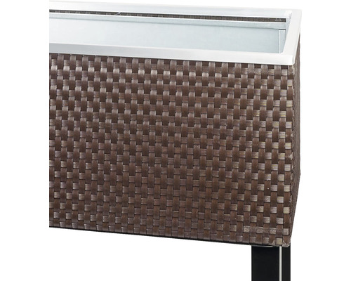 Blumenkasten mit Rattanmuster und Metalleinfassung