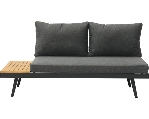 Gartenlounge mit zwei grauen Kissen und Holzablage