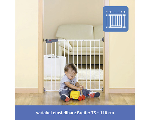 Kind vor Treppe oder Tür mit einem Treppenschutzgitter geschützt