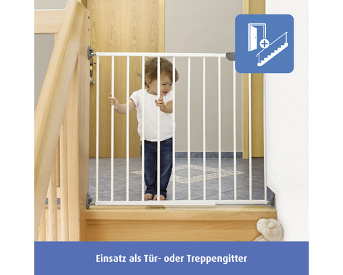 Kind steht an einem Treppenschutzgitter