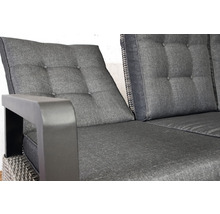 Nahaufnahme eines Gartensofas mit grauen Polsterkissen und Armlehne.