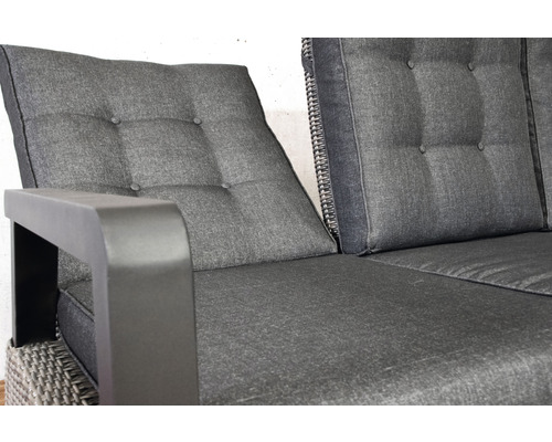 Nahaufnahme eines Gartensofas mit grauen Polsterkissen und Armlehne.