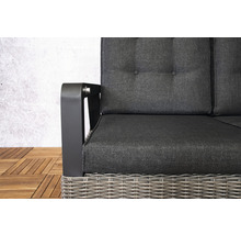 Detailansicht eines grauen Gartensofas mit Polsterung und Rattan