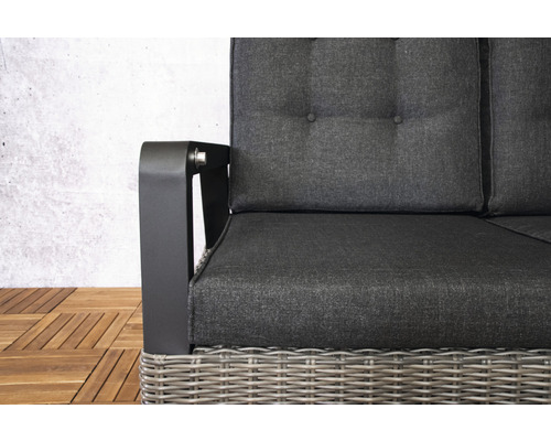 Detailansicht eines grauen Gartensofas mit Polsterung und Rattan