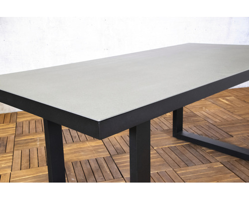 Esstisch mit Betonoptik-Tischplatte und schwarzem Metallgestell