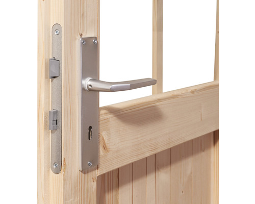 Detailansicht einer Holztür mit Türbeschlag und Drückergarnitur