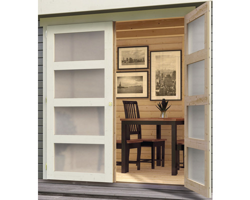 Offene Terrassentür aus Holz mit vier Glasscheiben und Essgruppe