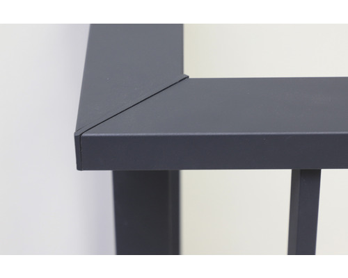 Detailansicht einer Eckverbindung eines Metallgeländers