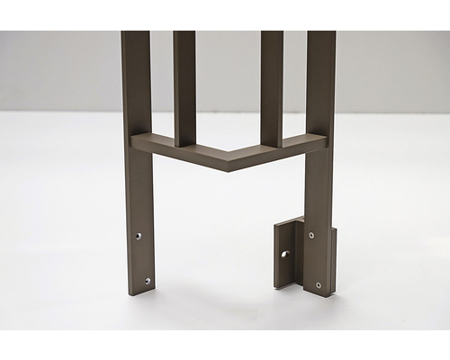 Detailansicht eines Metallzaunelements mit Befestigungslöchern