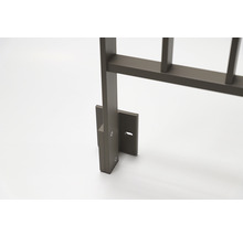 Detailansicht eines Metallzaunelements mit Befestigung