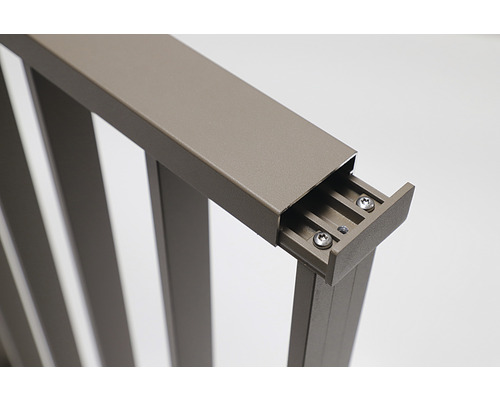 Detailaufnahme eines Aluminiumzauns mit Schraubenbefestigung