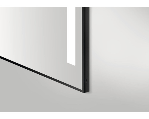 Detailansicht eines Spiegels mit Rahmen und LED-Beleuchtung