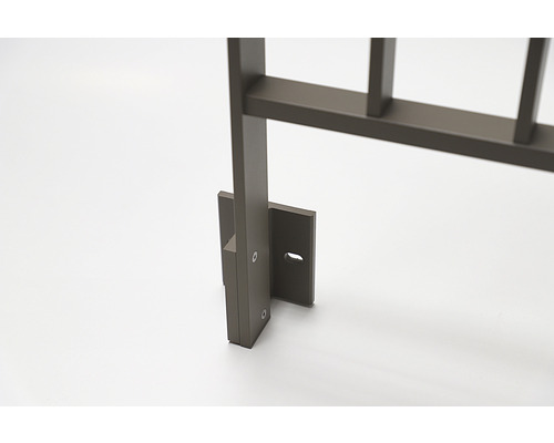 Detailansicht eines Metallzaunelements mit Montagevorrichtung