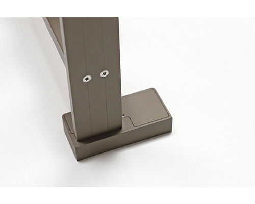 Detailansicht eines Metallpfostens mit Schrauben und rechteckiger Fußplatte.