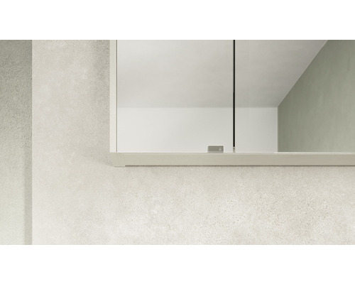 Detailansicht eines Spiegelschranks im Badezimmer