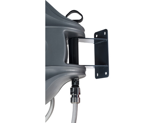 Detailansicht einer grauen Schlauchtrommel mit Wandhalterung