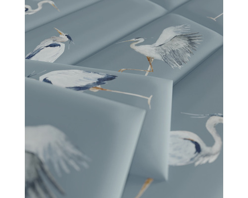 Nahaufnahme von Fliesen mit Reihermotiven