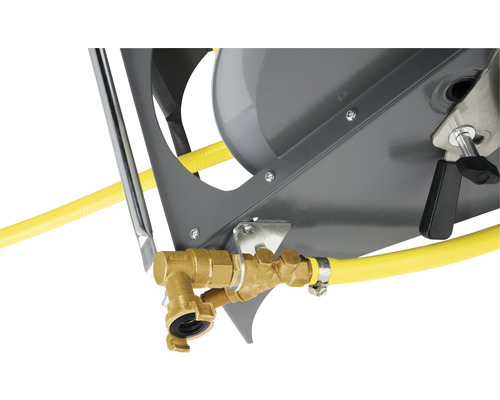 Detailansicht eines Schlauchwagens mit Messinganschluss und gelbem Schlauch