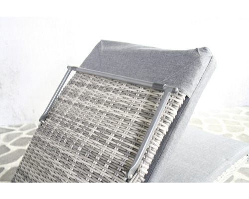 Detailansicht einer grauen Gartenliege mit Rattanmuster und verstellbarer Rückenlehne.