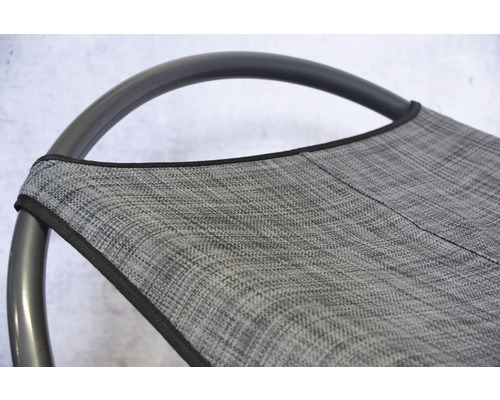 Detailansicht eines Gartenstuhl-Textilbezugs mit Rohrrahmen