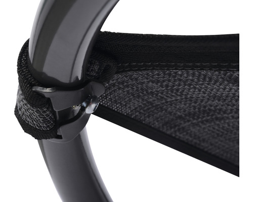 Detailaufnahme eines Befestigungsclips an einem Gartenmöbelstück