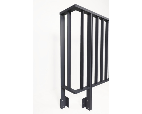 Metallzaunpfosten mit vertikalen Streben zur Grundstücksbegrenzung