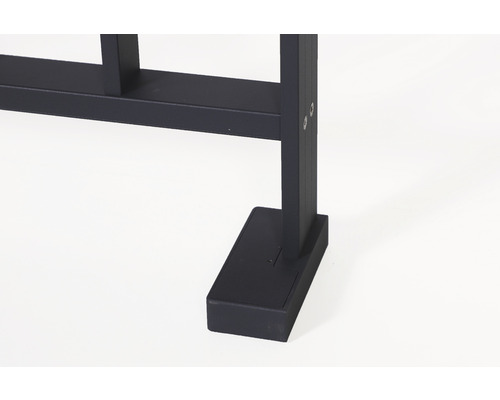 Detailansicht eines schwarzen Raumteilers aus Metall mit rechteckigem Fuß