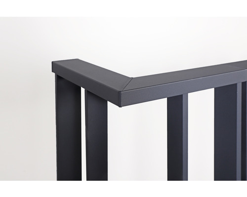Detailaufnahme eines Metallzauns mit Eckverbindung