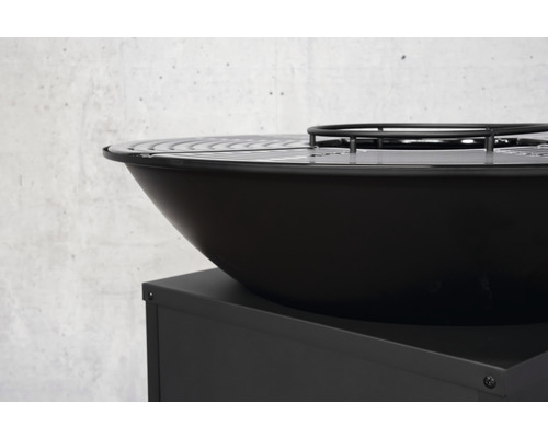 Schwarzer Kugelgrill auf Gestell