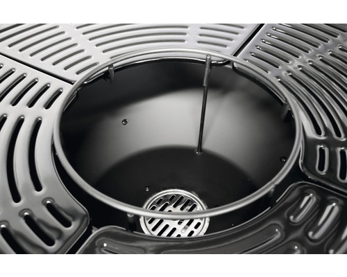 Innenansicht eines Kugelgrills mit Grillrost und Kohlebehälter