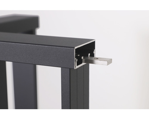 Detailaufnahme einer Aluminium Zaunkonstruktion mit Verbindungselement