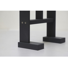 Detailansicht eines schwarzen Holzregals
