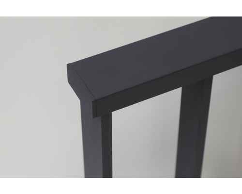 Detailaufnahme eines schwarzen Treppengeländers.