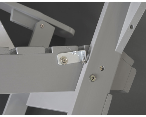 Detailaufnahme eines grauen Holzstuhls mit Schrauben