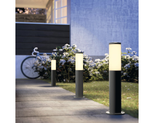 Beleuchteter Gartenweg mit mehreren Wegeleuchten vor Haus