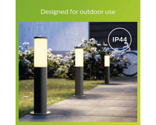 "Drei Außenleuchten beleuchten einen Gehweg