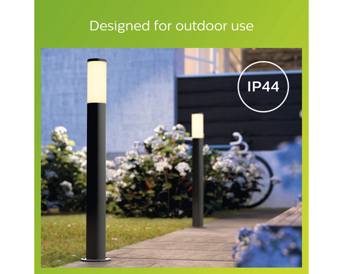 Zwei Aussenleuchten aus Metall mit IP44 Schutzart beleuchten einen Weg.