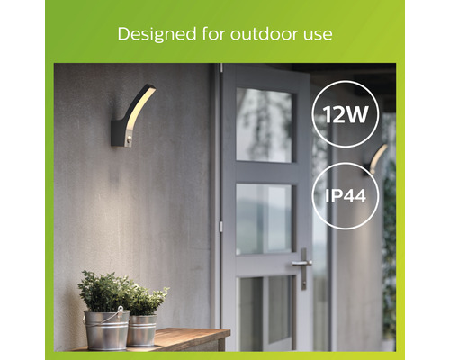 Moderne Außenwandleuchte mit zwölf Watt Leistung und Schutzart IP44 an einer Hauswand