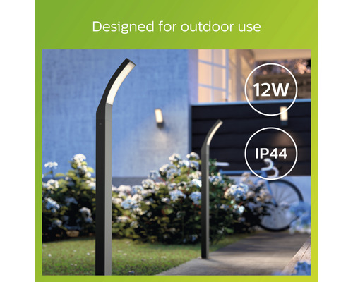 Zwei Außenleuchten mit 12 Watt und Schutzart IP44 in einem Garten.