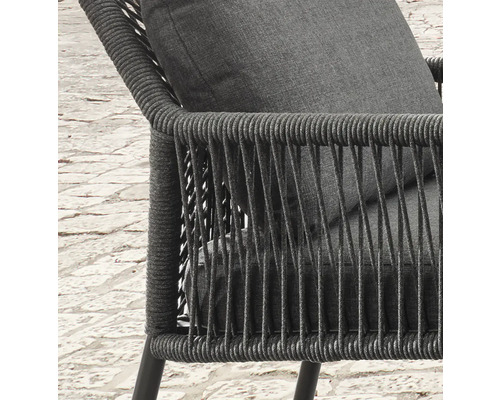 Detailansicht eines Outdoor-Sessels mit Seilbespannung und Sitzkissen