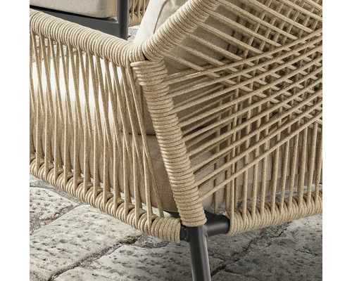 Detailansicht eines Gartenstuhls mit Seilgeflecht und Sitzkissen.