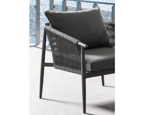 Gartensessel mit Kissen und geflochtener Rückenlehne