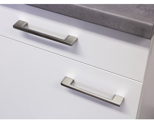 Detailaufnahme von Schubladen mit Griffen an einem weißen Schrank