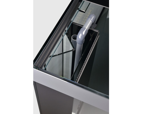 Detailansicht eines Aquariums mit Filtersystem und Rohren